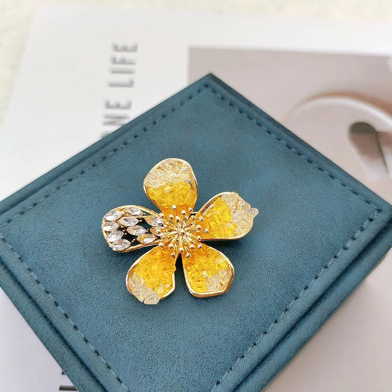 

Брошь с хрустальным цветком, модная булавка с пятью лепестками, высококачественная брошь, универсальная булавка для кардигана для повседневного использования