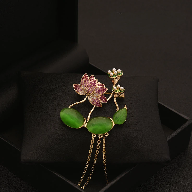 

Vintage Lotus Flower Brooch Tassel Pearl Jewelry Clothes Accessories Women Luxury High-Grade Sweater Suit Coat Pin Corsage 6147