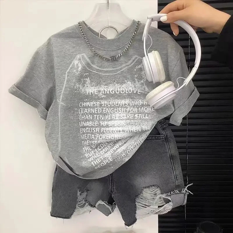 

Новинка 2025, летний хлопковый корейский серый топ с принтом + джинсовые шорты с потертостями, комплект детской верхней и нижней одежды, комплект одежды