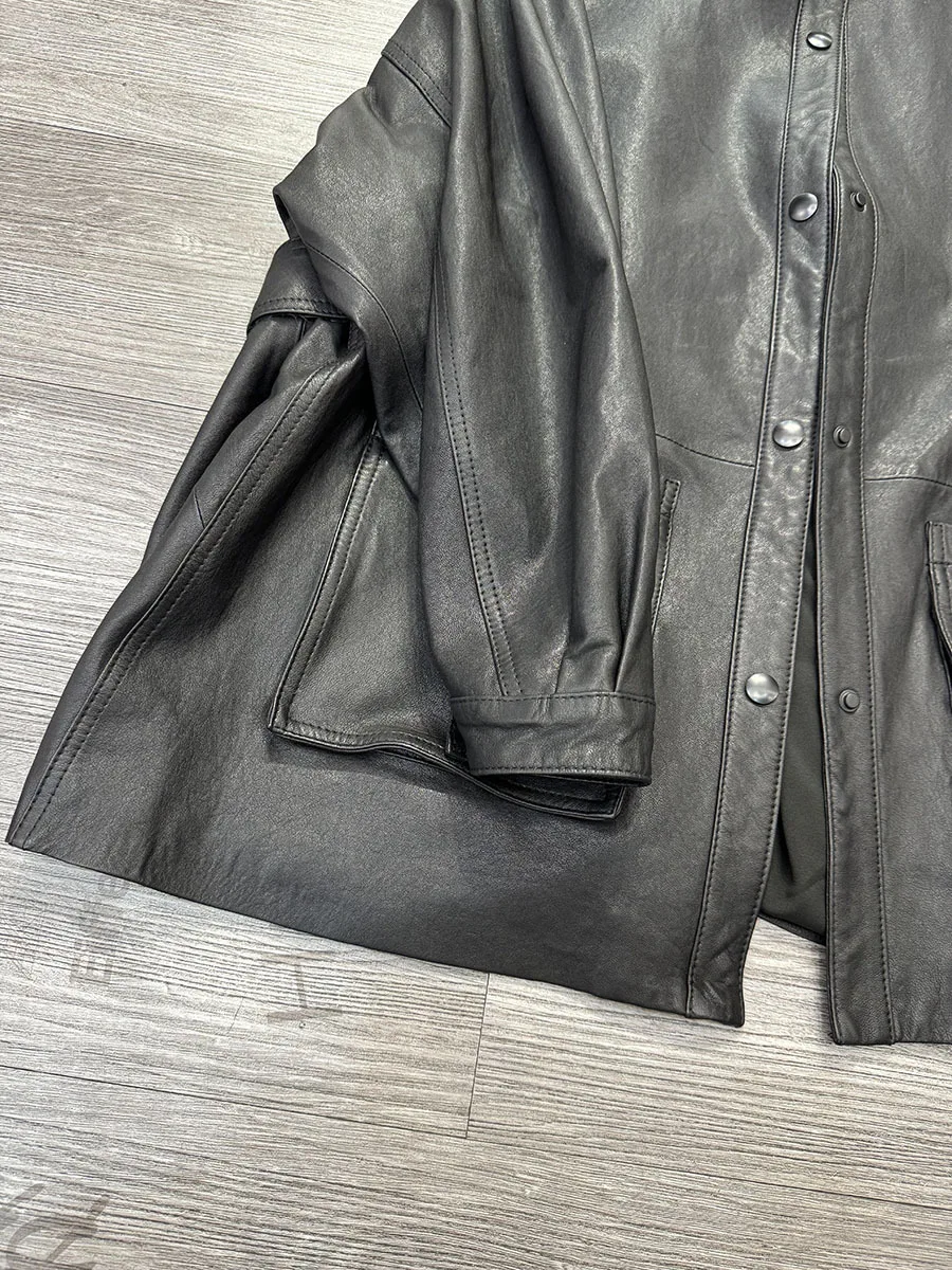 Modna kurtka skórzana premium z kożuchowym kołnierzem, opuszczonymi ramionami i luźnym krojem dla kobiet