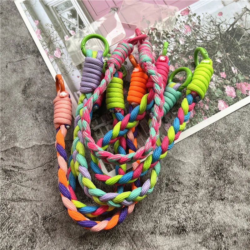 LLavero de cuerda hecho a mano, correa de muñeca, llavero de Metal de colores, cordón con colgante de tarjeta para funda de móvil, encanto de