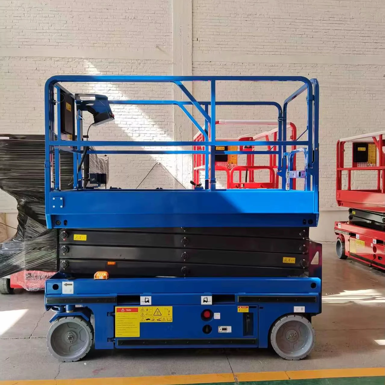 

Customized Self Propelled Scissor Work Platform Electric Lifting Platform 14m