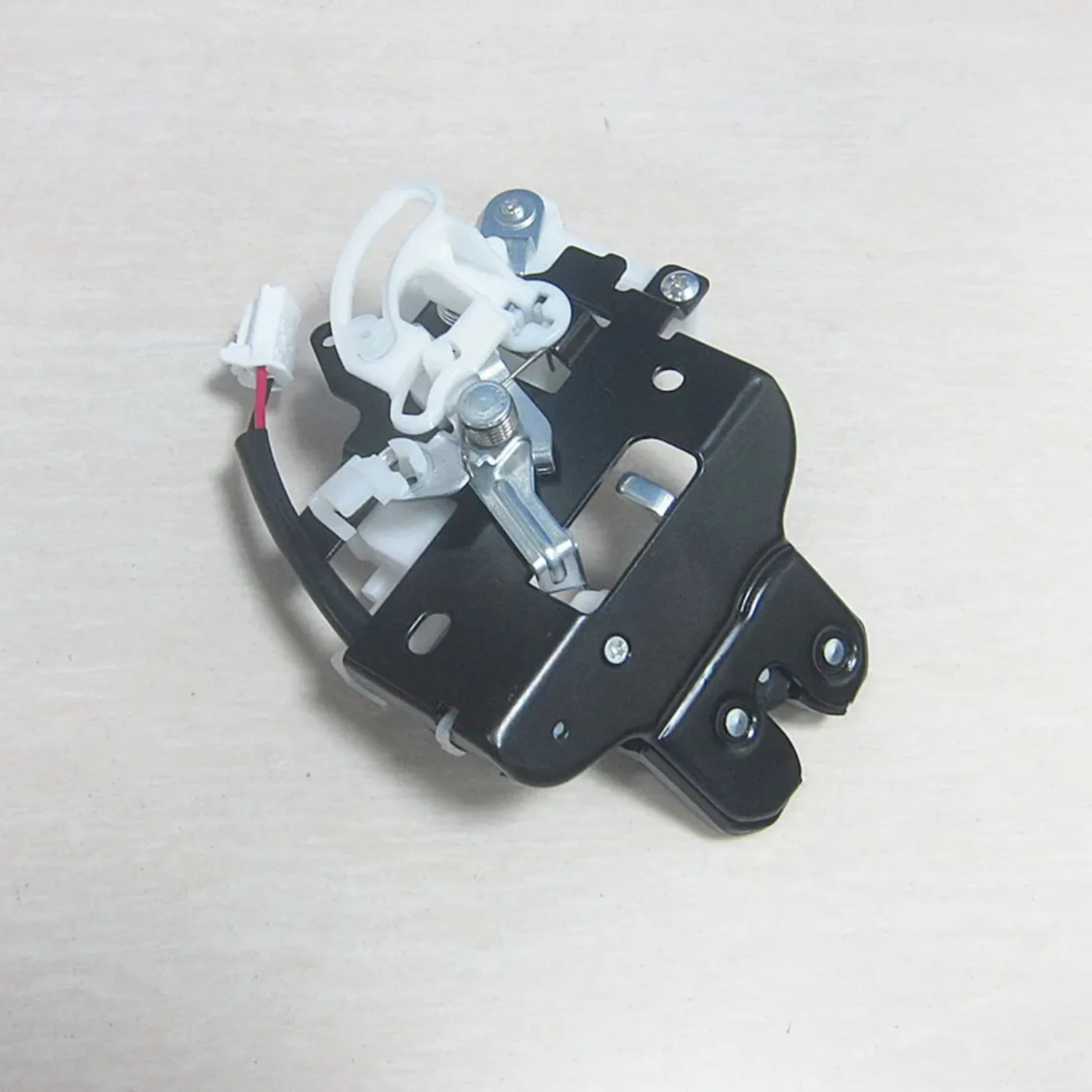 OE # G22C-56-820A اكسسوارات السيارات السيارات جديد الجسم غطاء صندوق السيارة قفل المحرك تحكم لمازدا 6 2002-2008 GG سيدان 4 باب #5