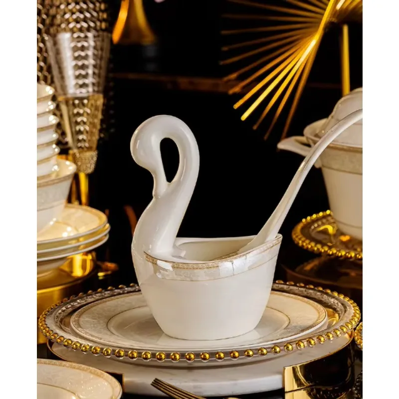 

Рождественская керамическая посуда, 60 наборов, оснащенная насыщенным горшком, модная серия Xiaozi, 10 человек, обеденный простой набор посуды из костяного фарфора