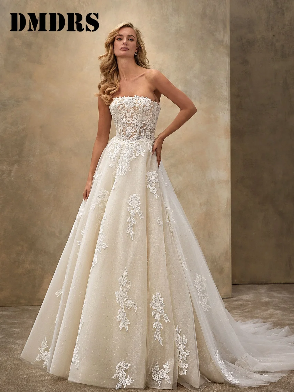 

Classic Strapless Wedding Dresses Charming Lace Bridal Gowns Stylish A-Line Tulle Floor-Length Wedding Gowns Vestidos De Novia