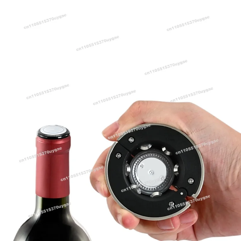 abra-la-botella-de-vino-tinto-y-vino-elimina-el-artefacto-de-lamina-de-sellado-de-la-botella