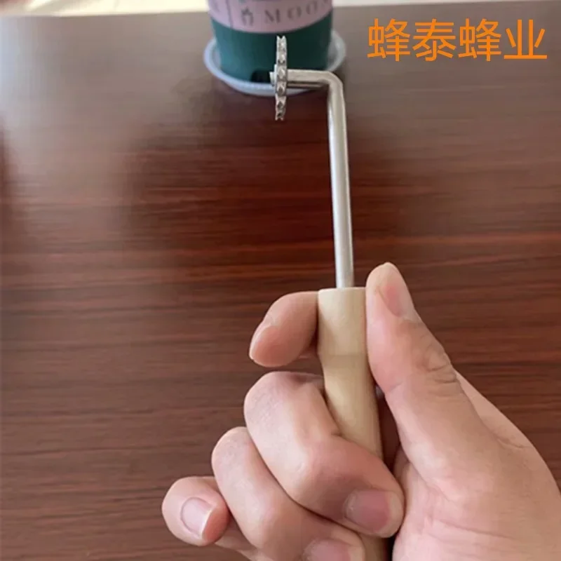 AType 7 Wooden Handle Manual Wooden Handle Roller Wire Burying Device Nest Frame Installation Wire Pressing Device