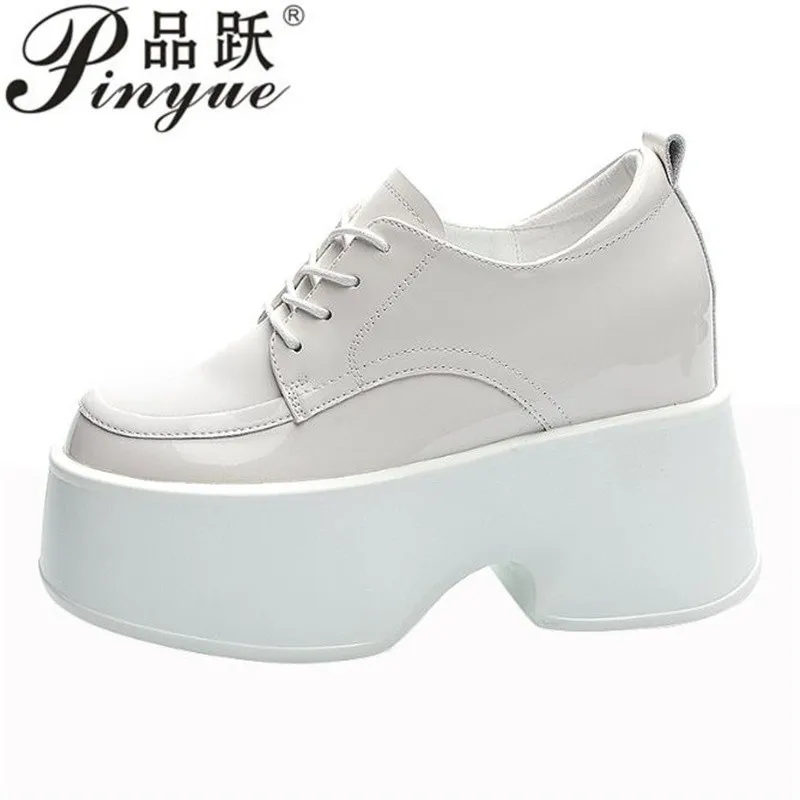 

Новинка, брендовые удобные синтетические кроссовки из лакированной кожи на платформе высотой 11 см, повседневная обувь на толстой подошве 33 39