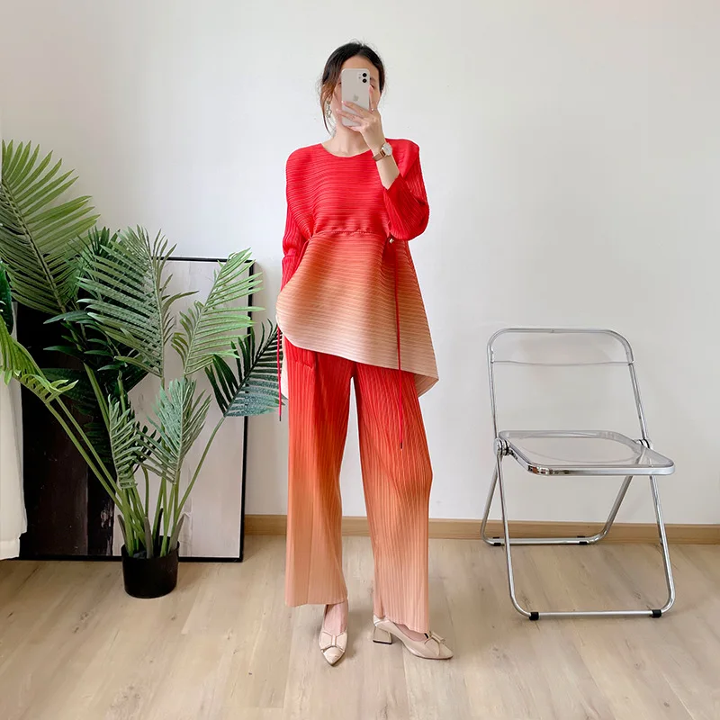 طقم بدلة نسائية مكونة من قطعتين بطيات من Miyake: بلوزة + سراويل طويلة، رقبة دائرية، مقاس فضفاض، حزام خصر مرن متدرج، أكمام ثلاثة أرباع، بنطال مستقيم الساق، تنحيف، ملابس غير رسمية، مناسبة للتجمعات اجتماعية وأنيقة