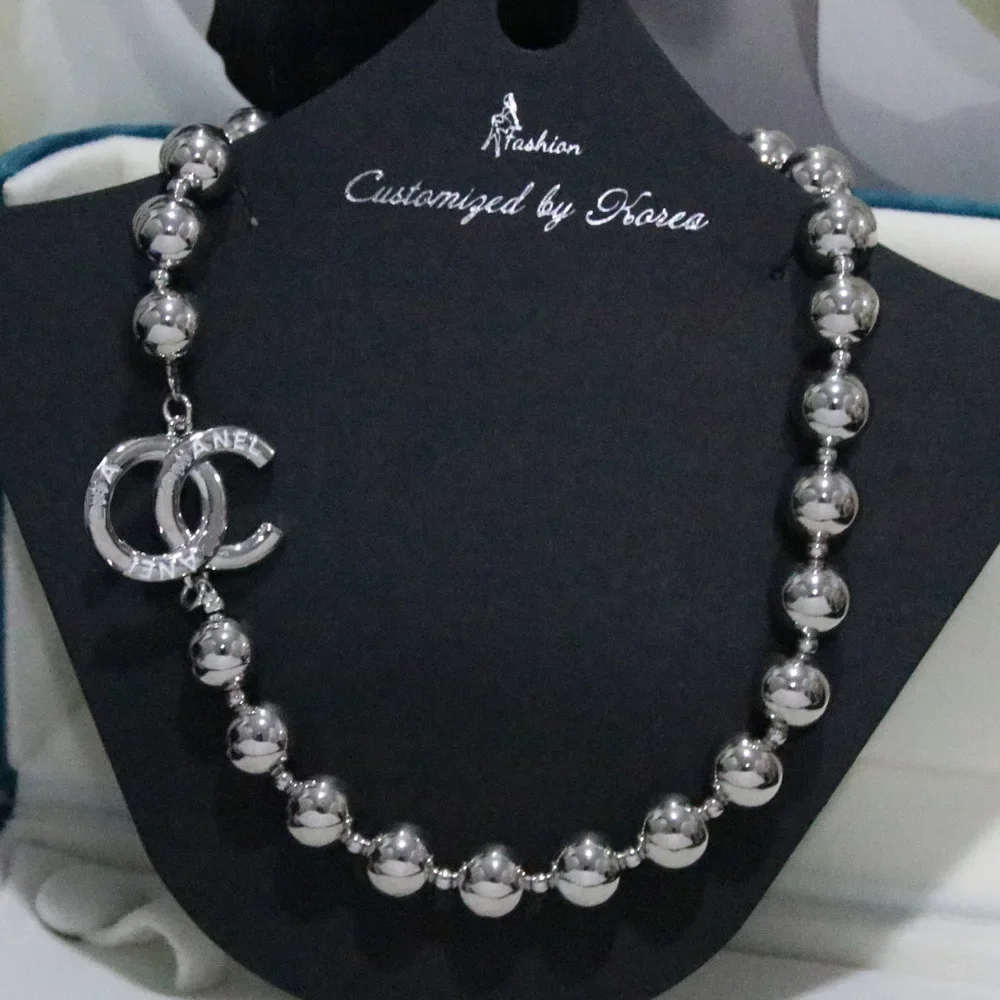 

New Original Design Silver Smooth Round Ball Simple, Luxurious, Fashionable and Versatile