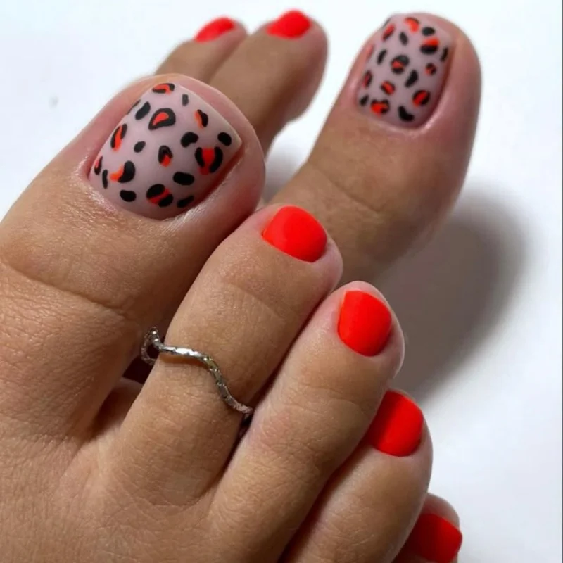 

24pcs Simple French Fake Toenails Tips Summer Flower Design Stick on False Nail Finished Nude Pink Short Square Press on Nails