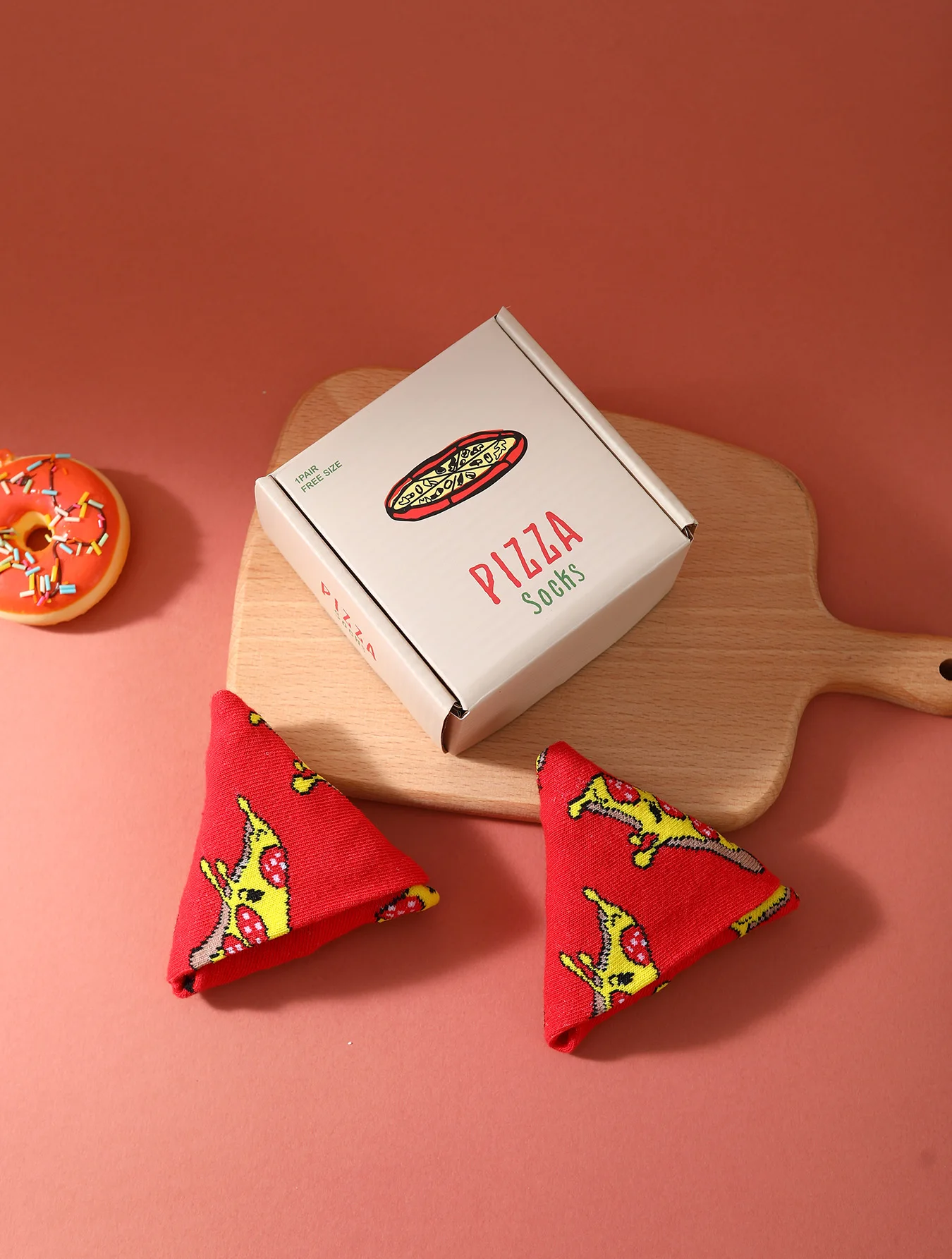1 para średniej długości skarpet unisex nowatorskich i ciekawych czerwonych skarpetek w pudełku na pizzę na Boże Narodzenie i cztery pory roku