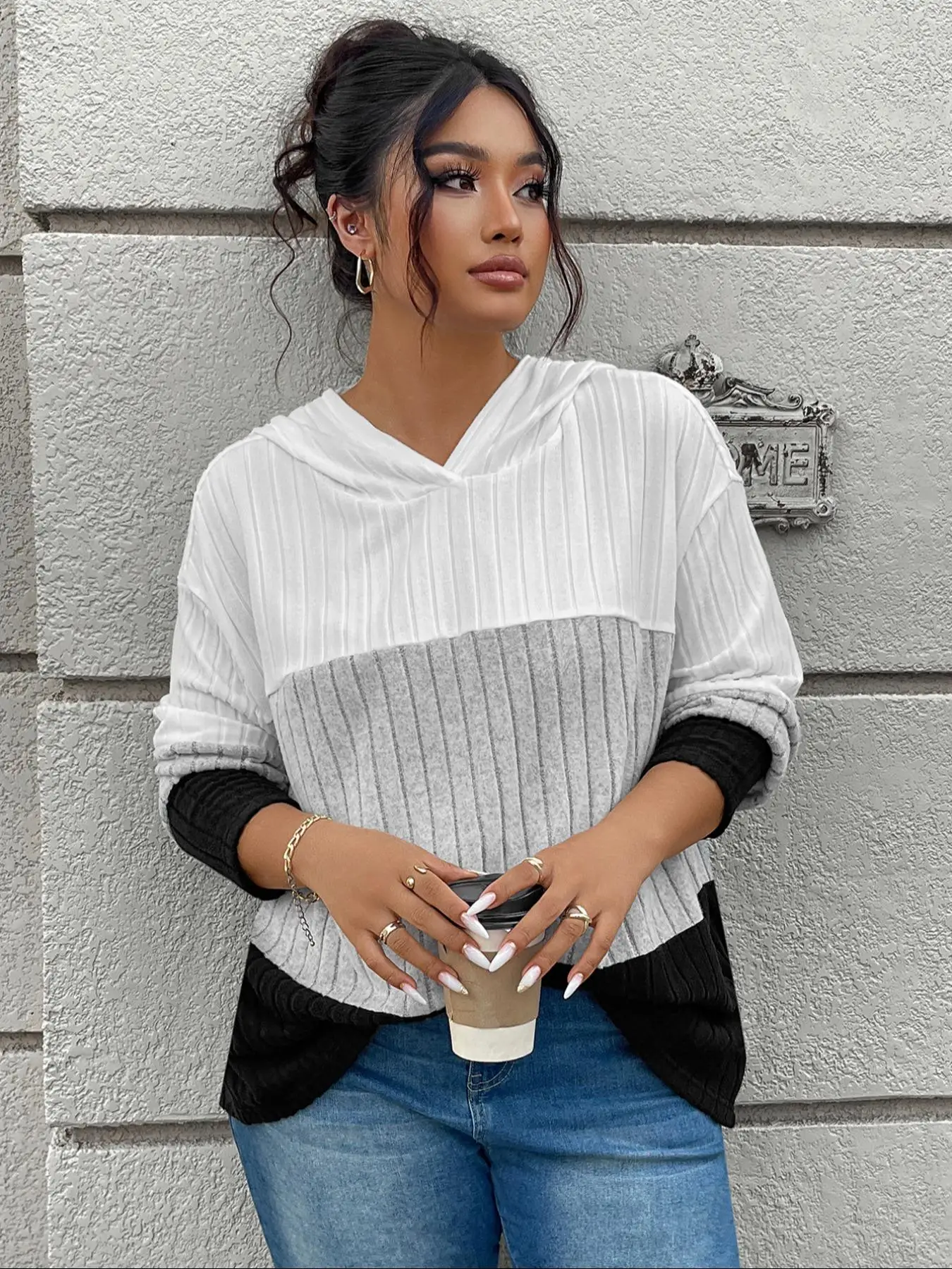 プラスサイズのレディースカジュアルスウェットシャツ、スポーティなスタイルのフィットデザイン、春と秋の織物、適度な厚み、快適なDa