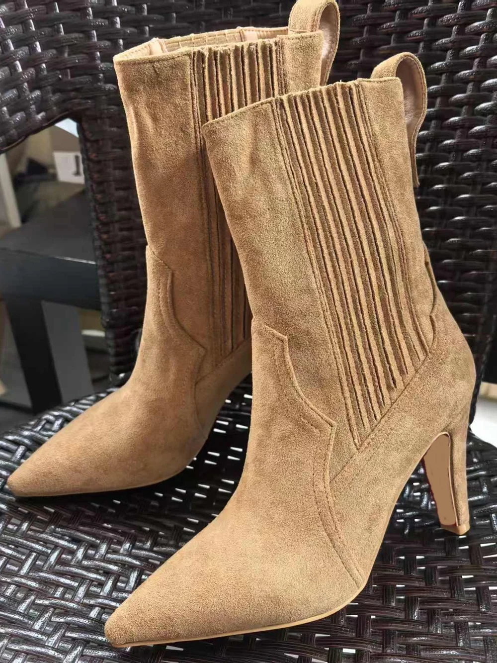 برشام معدني خليط الجلد المدبوغ الخياطة حذاء من الجلد مثير أشار تو كعب رقيق جلد جديد وصول الخريف/الشتاء الأحذية الحديثة