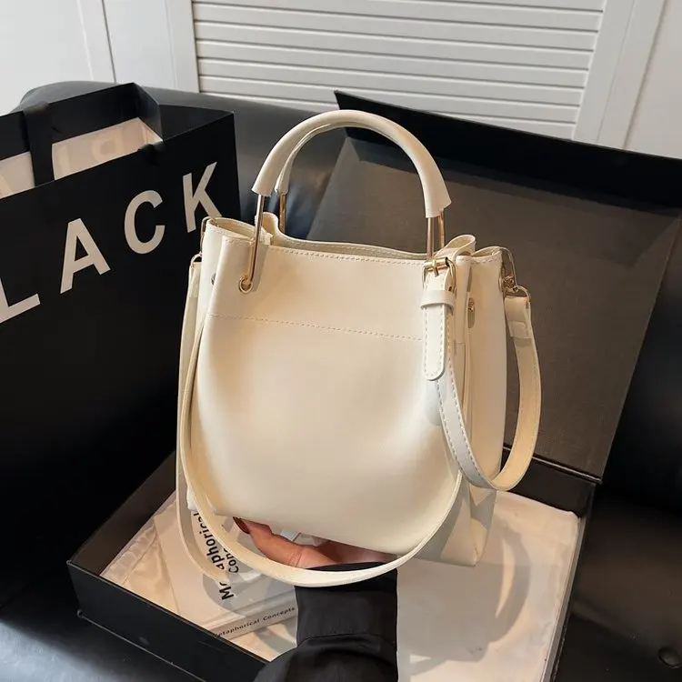 

Women's Light Luxury Crossbody Bag - Chain Strap, 2026 New, Trendy Minimalist & Versatile Shoulder Style