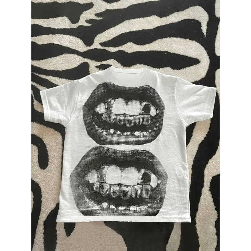 Plus size pattern T-shirt men's white round neck short sleeved T-shirt, bold gray lip and tooth print, loose casual top