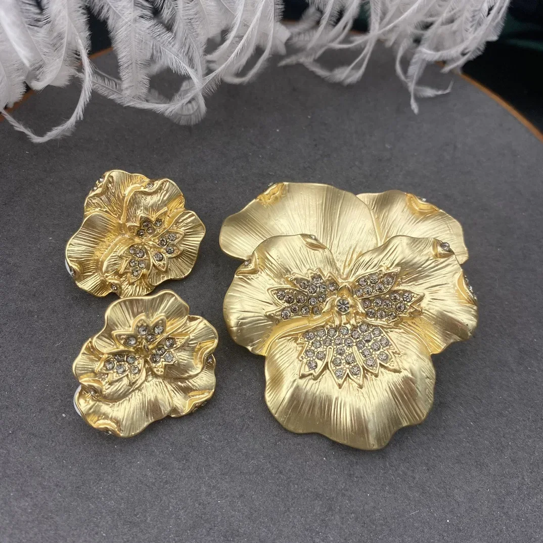 European and American Style,  Fashionable and Exquisite Craftsmanship, Flower Design, Fashionable and Luxurious Brooch