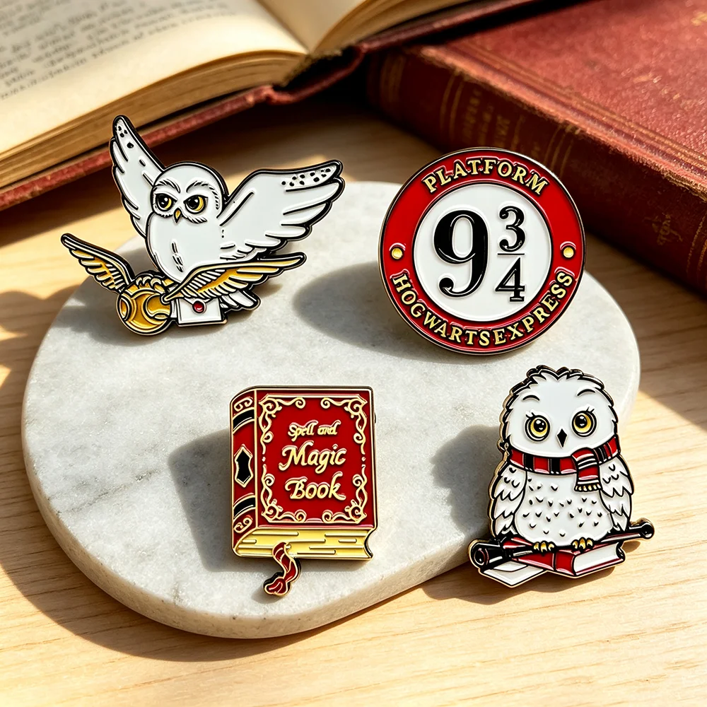 4-teiliges Set Magische Eulen-Buch Emaille-Pins Zauberer-Thema Anstecknadeln für Rucksack Jacke Deko Fantasy-Fan Geschenk Broschen – Detail 3