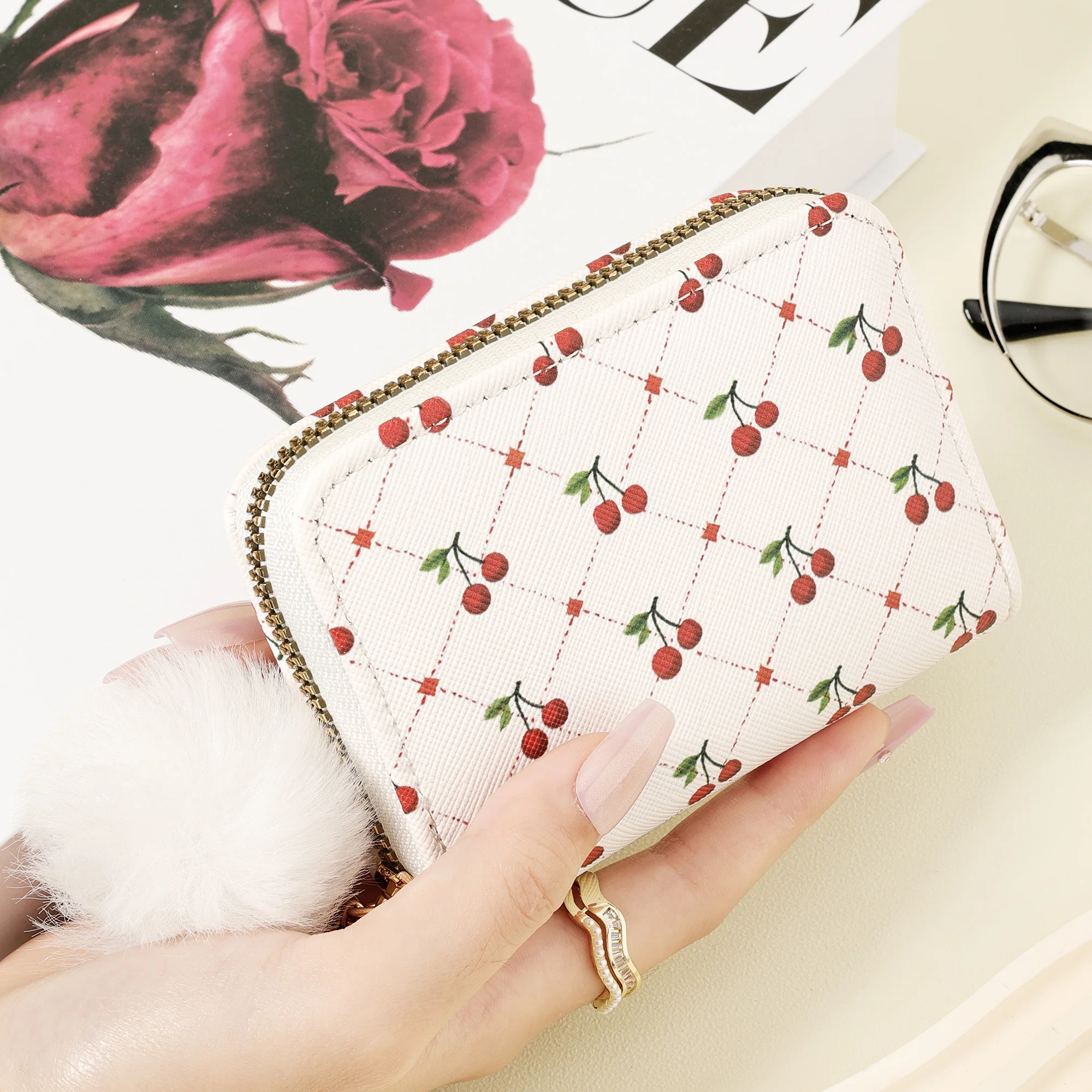 패셔너블하고 고품질의 신용카드 수납 가방, 심플하고 캐주얼하며 여러 카드 슬롯이 있어 정교한 폼포 장식으로 꾸며져 있습니다.