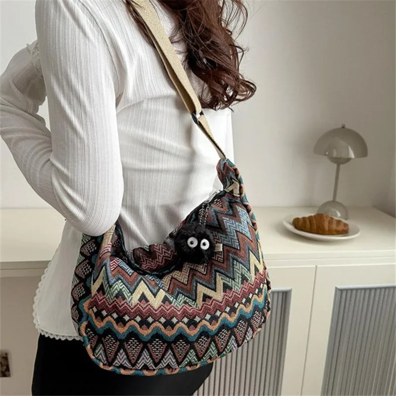 

Яркая сумка через плечо ручной работы в стиле бохо с красочным узором, просторная шикарная сумка через плечо в форме полумесяца для женщин, повседневный фестиваль