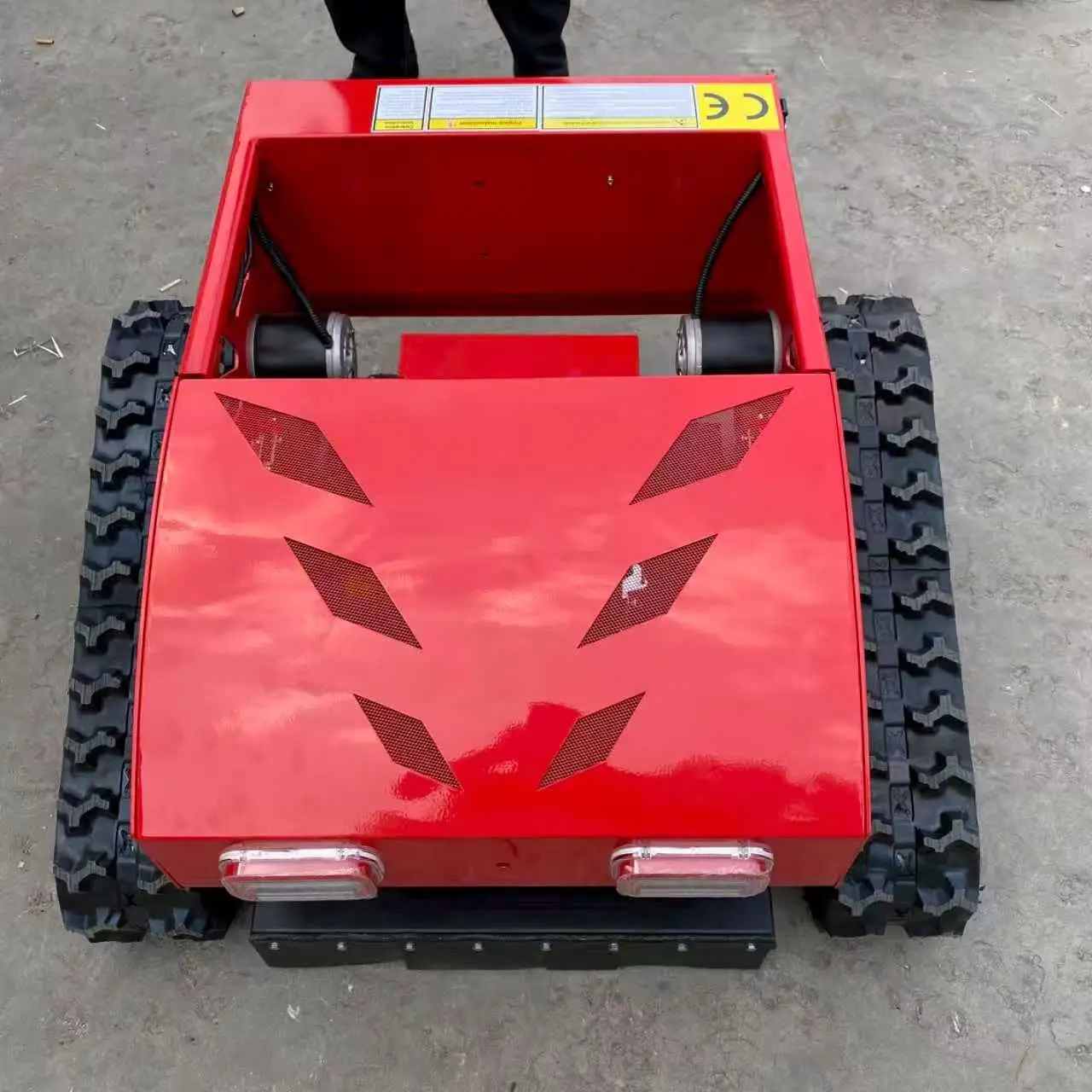 With A 55cm Cutting Width and A Snow Shovel, This Remote-controlled Roller Mower Is Suitable for Various Terrains.