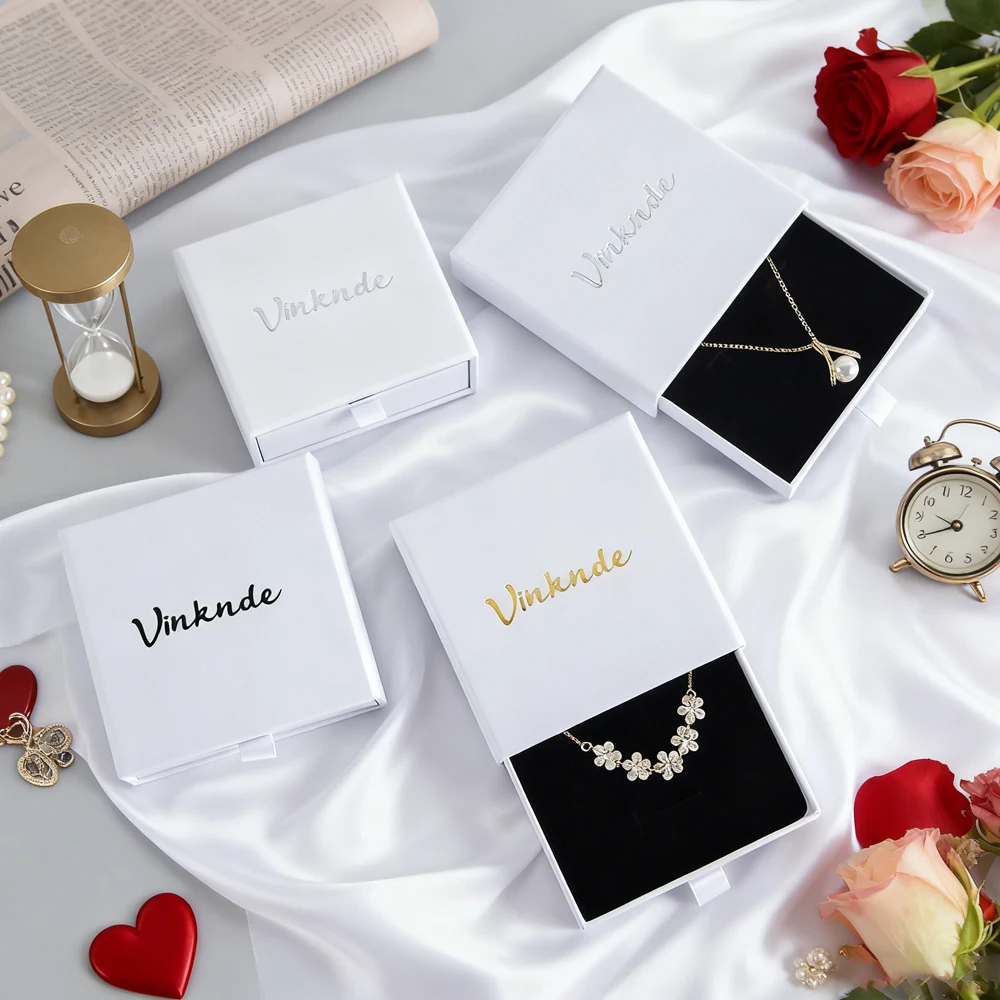 

24 упаковки, 8*8*2,5 см, коробка для бумажного ящика, коробки для колец и ожерелья с губкой, индивидуальный индивидуальный логотип, изысканный футляр для упаковки ювелирных изделий