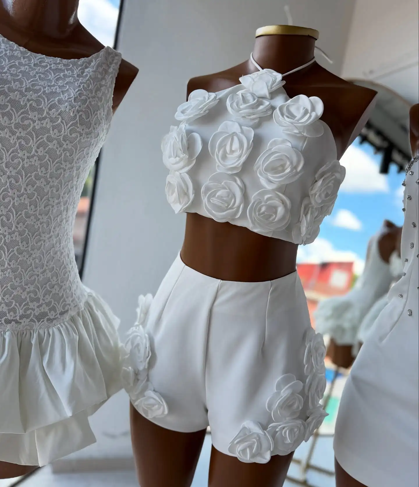 Vestido de Festa Branco em Duas Peças com Flores, Bonito Vestido de Verão em Cetim com Rosas 3D, Vestidos Sexy para Casamento e Festas