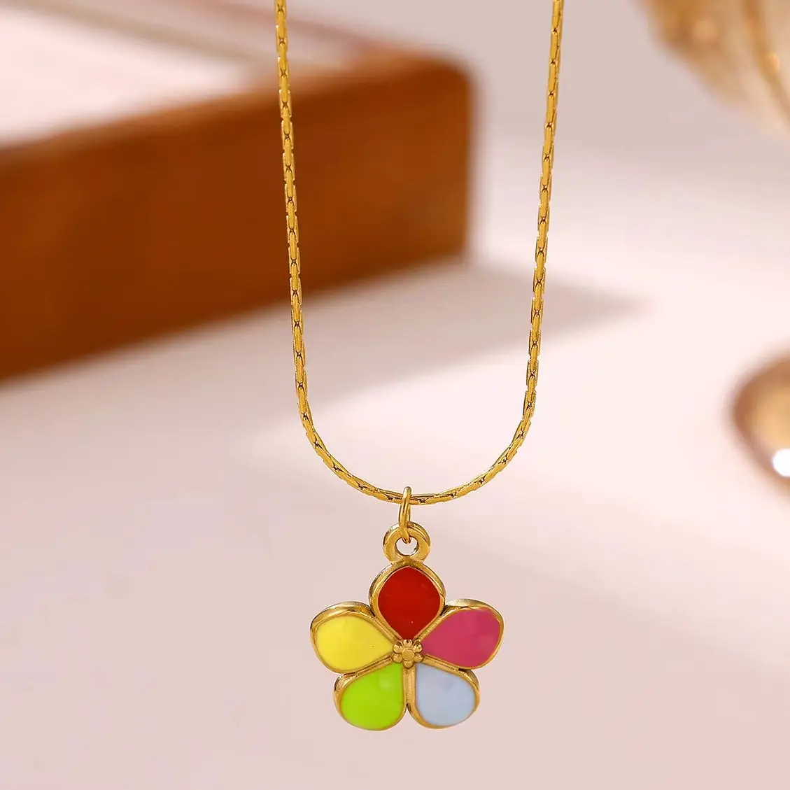 Dopamin Bunte Tropfenöl-Blumenkette für Frauen, Goldfarbene Edelstahl-Frangipani-Halsketten, Wasserfester Schmuck