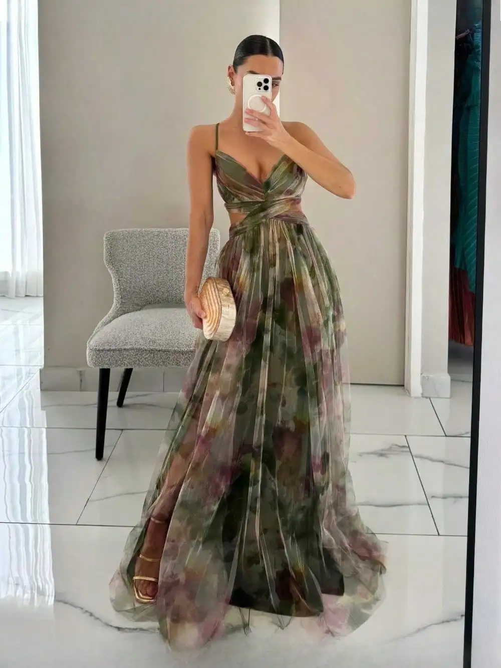 

Женское макси-платье из тюля с цветочным принтом, топом-бандо и вырезом на талии