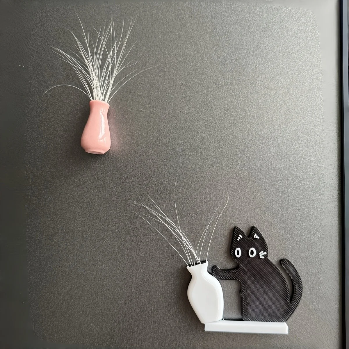 Cute Kitten Acrylic Magnetic Fridge Magnet - Can Be Stuck on the Refrigerator or Placed Upright, Perfect for Holding Cat Whiskers or Flower Arrangements, an Ideal Gift for Cat Lovers