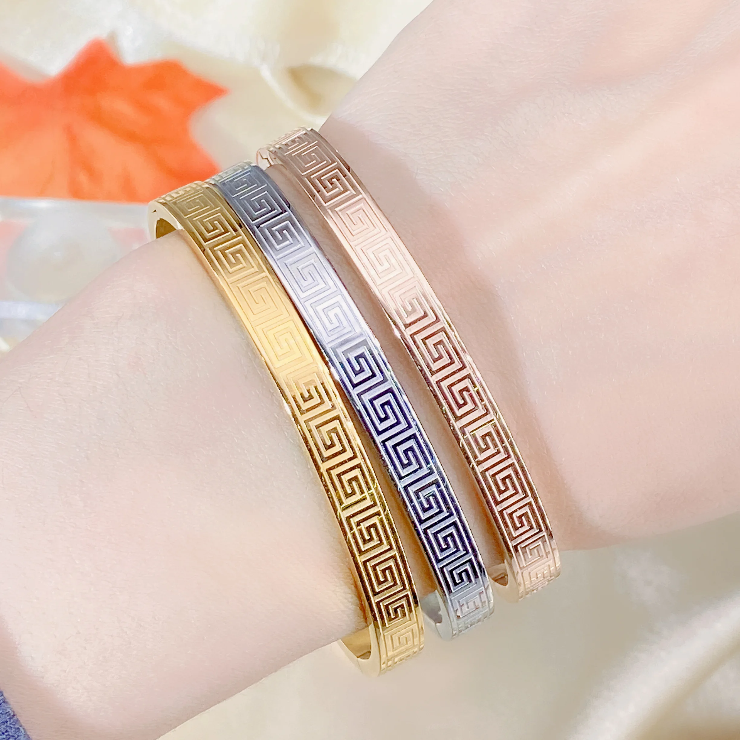 Stainless Steel fashion couple bracelet Classic fashion Maze Print women\'s jewelry anniversary Gift Multi-size