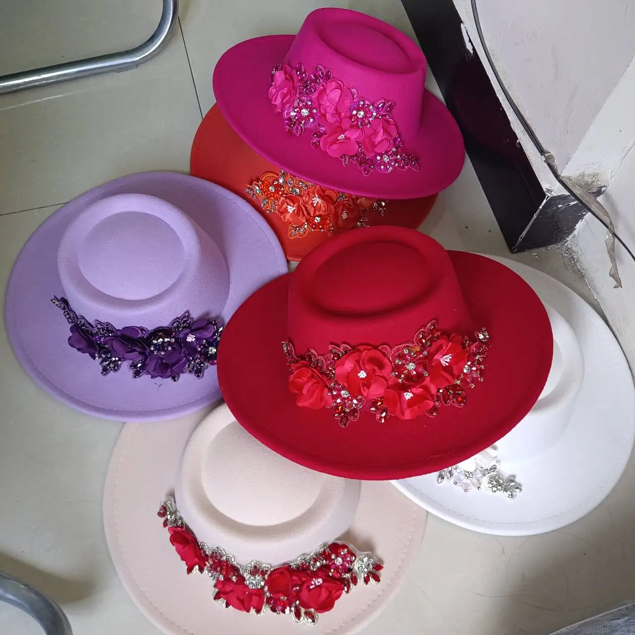 9.5 سنتيمتر حافة فيدورا قبعة ثلاثية الأبعاد حجر الراين زهرة فيدورا المرأة الجاز قبعة بنما الفرنسية أنيقة فيدورا قبعة الزفاف سمبريرو موهير