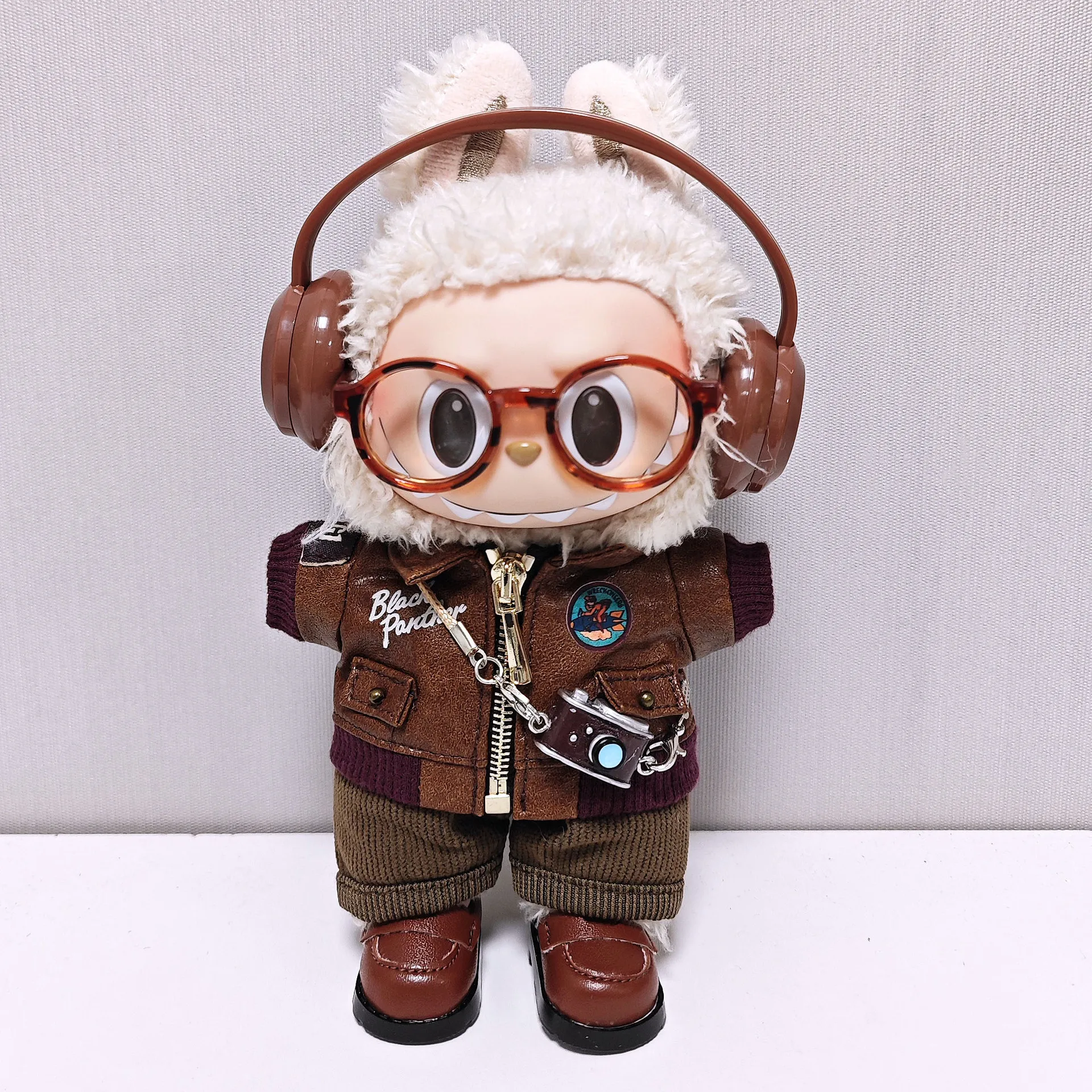 

Cool Labubu 1st-3rd Gen 15/17cm Doll Pilot Outfit BrownCoffee Leather Jacket Vintage Camera Headphones Windproof Sunglasses
