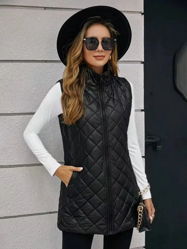 سترة قطنية جديدة لخريف وشتاء 2025 بلون ماسي مع جيوب بسحاب