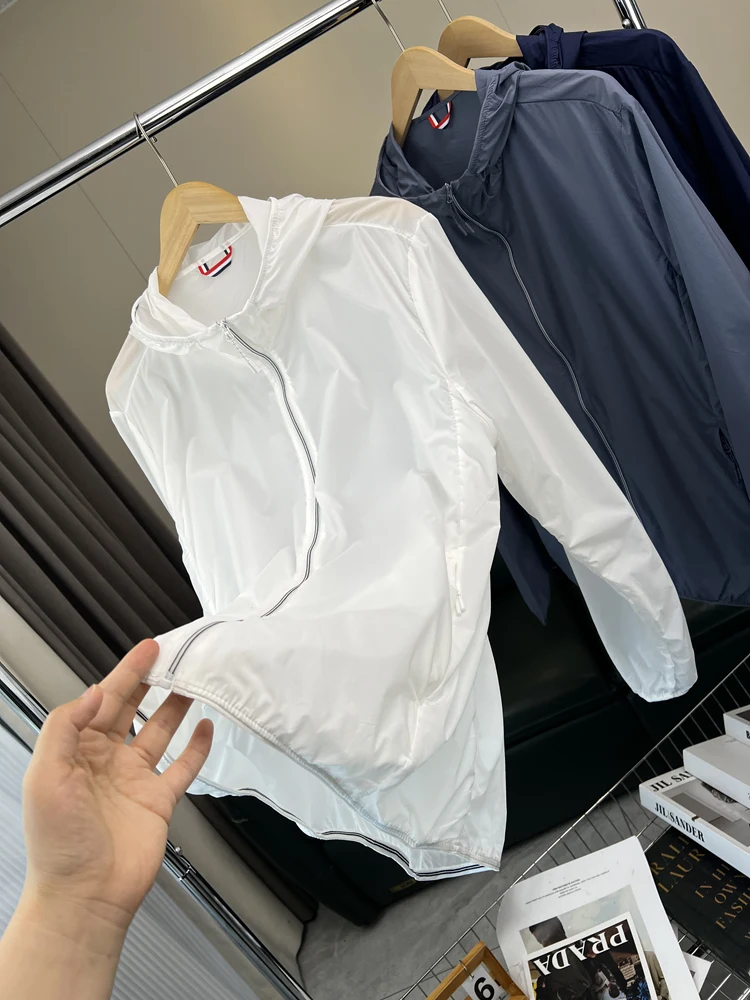 

Удобная дышащая легкая куртка-ветровка для мужчин на весну-лето с защитой от солнца, универсальная, с капюшоном