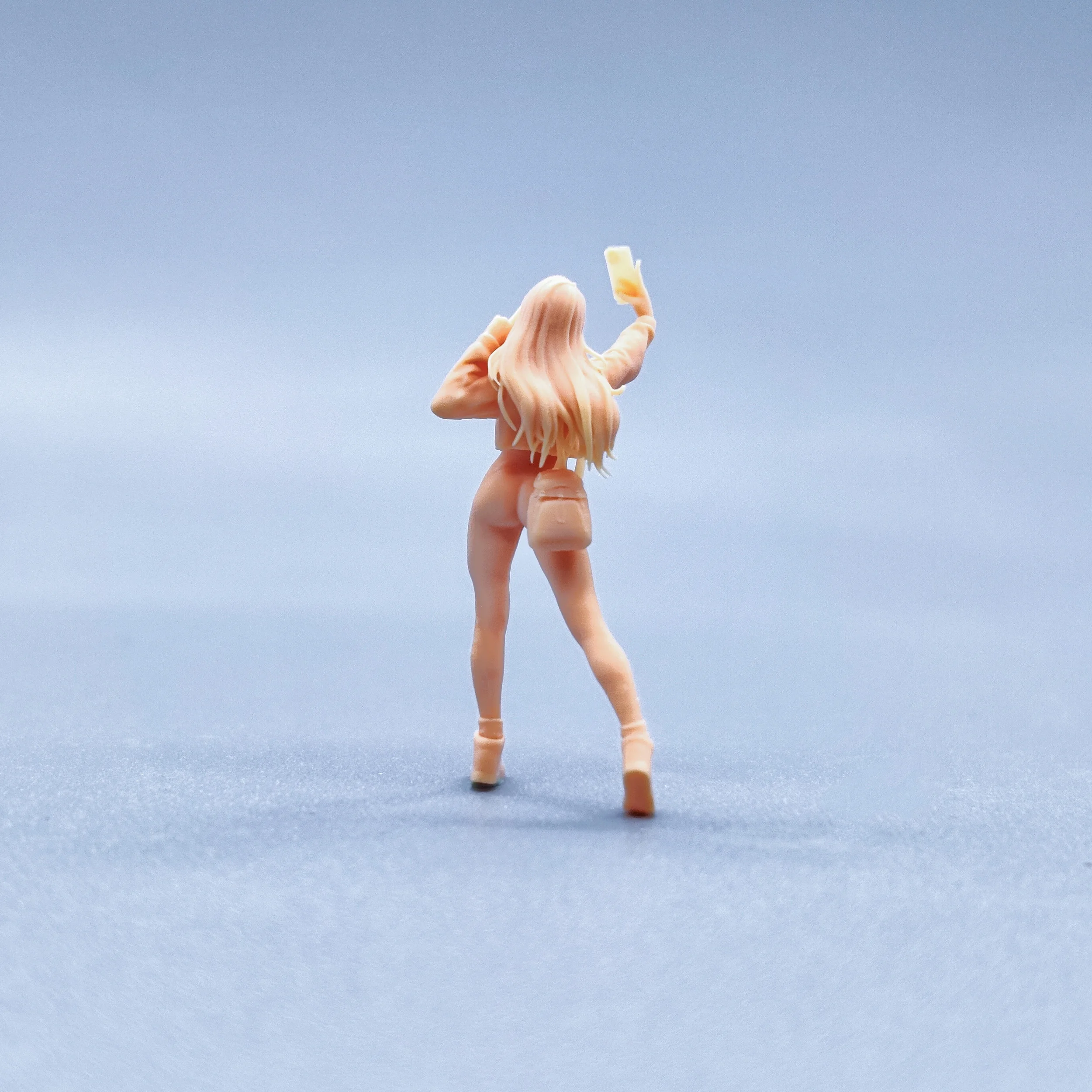 1/64 1/43 Figurines Scale Model Resin Yeah Selfie Backpack Girl Uncolored Miniatures Diorama Hand-painted W020