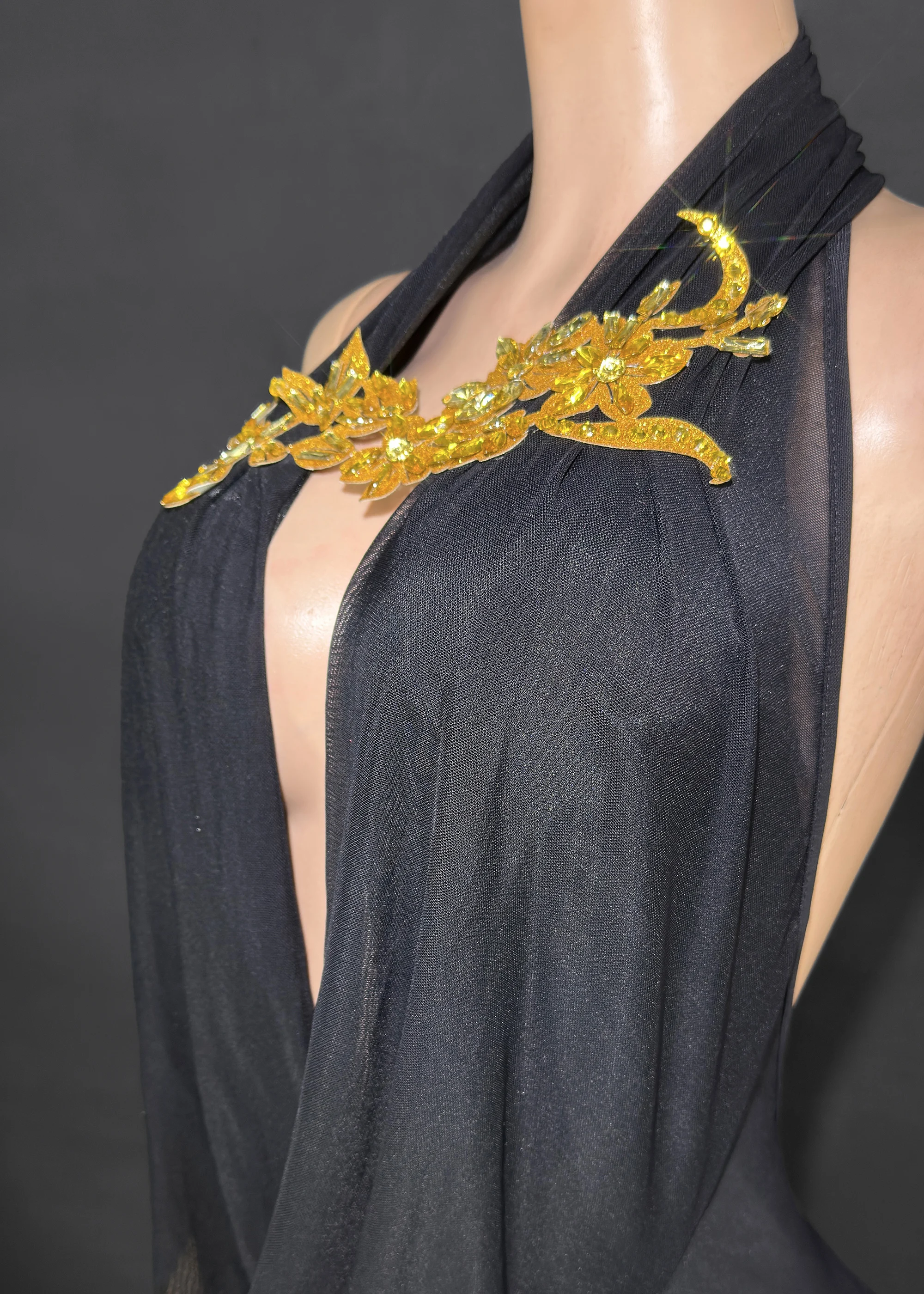 ZD Glamorous Black Sheer Long Evening Dress – Sexy Deep V Halter Mermaid Gown with Gold Appliqué Details, Elegant Transparent