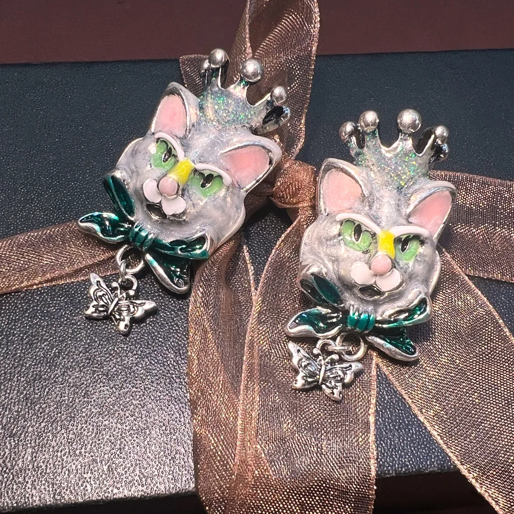 Medieval vintage Alice enamel cat earrings, retro painted cat unique design premium earrings