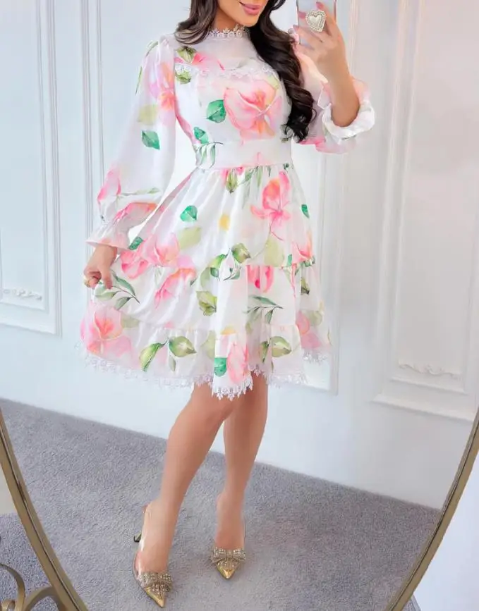 Vestido de manga comprida com estampa floral, detalhes em renda, design em camadas, gola alta, ideal para ocasiões diárias e casuais