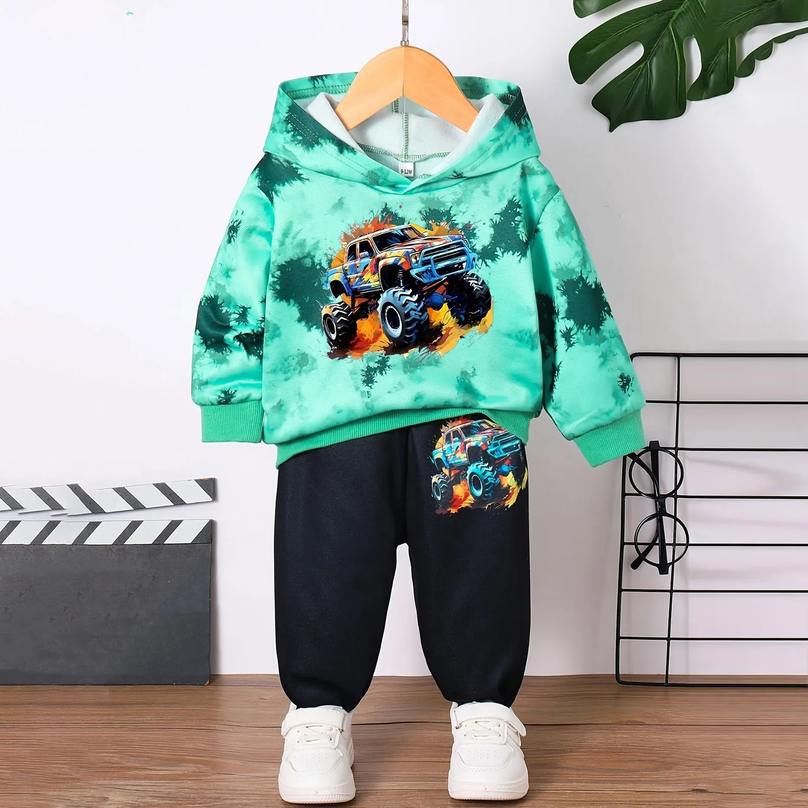 

Baby Boy Spring Autumn Outfit Set Fleece Lined Hooded Cartoon Truck Printed Long Sleeve Top Pants Fashionable Two Piece Sets