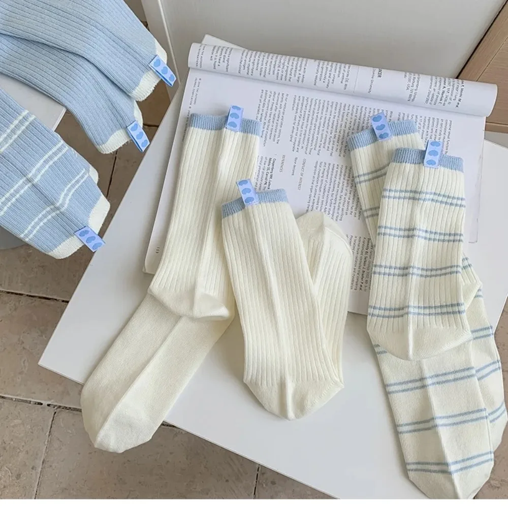 Calzini casual da donna in cotone Calzini a tubo centrale a righe blu di colore misto Calzini lunghi traspiranti Primavera e autunno