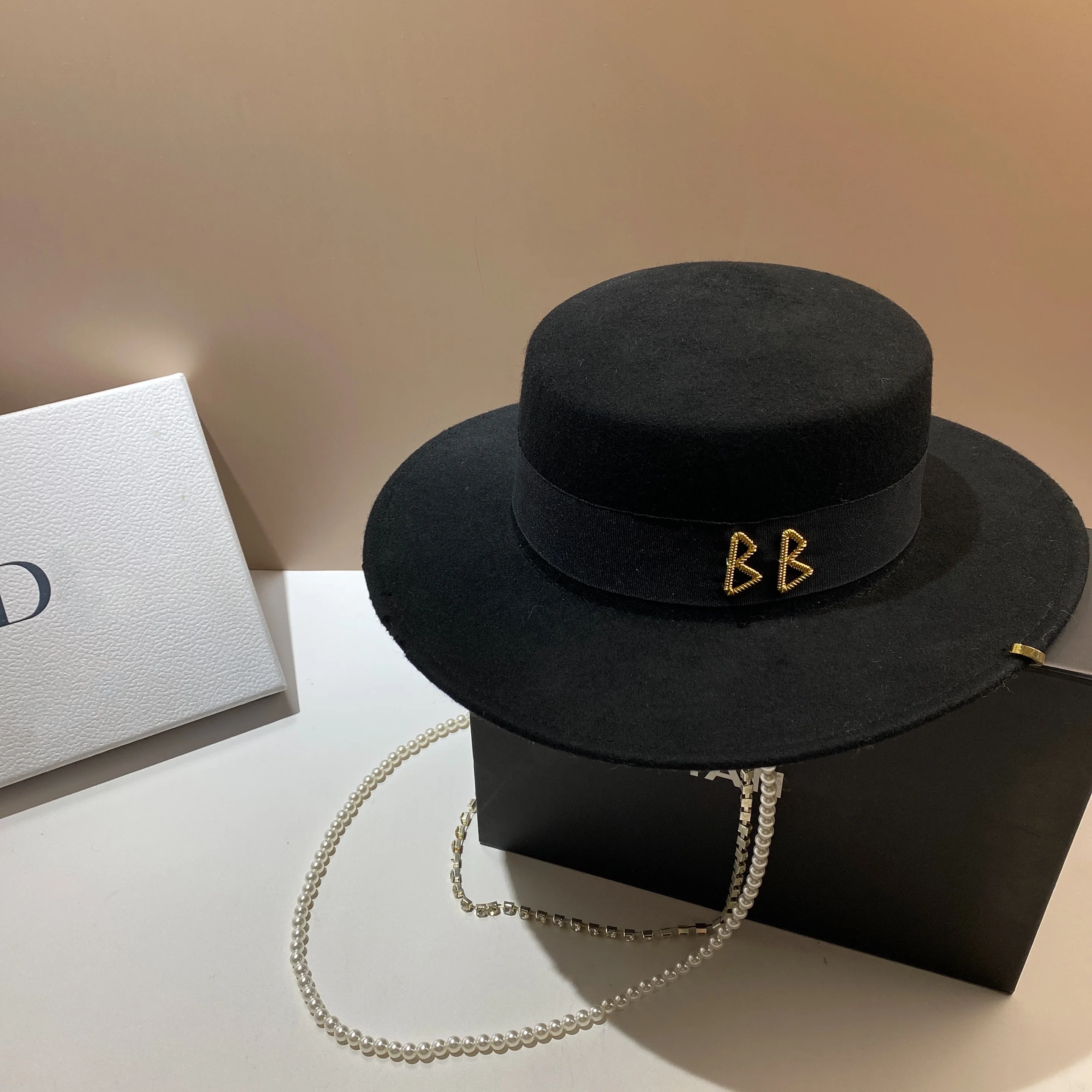 New high-grade wool hat Women's autumn and winter fashion style jazz hat B letter Panama hat Rhinestone pearl chain hat