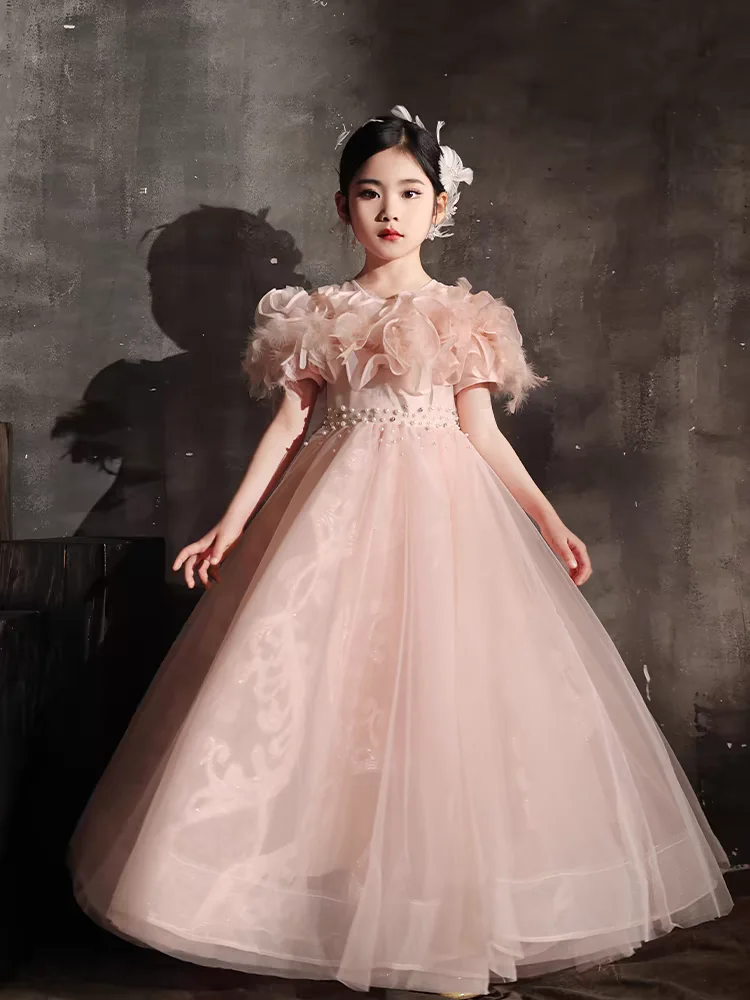 Vestido infantil rosa em tule com flor e pena 3D