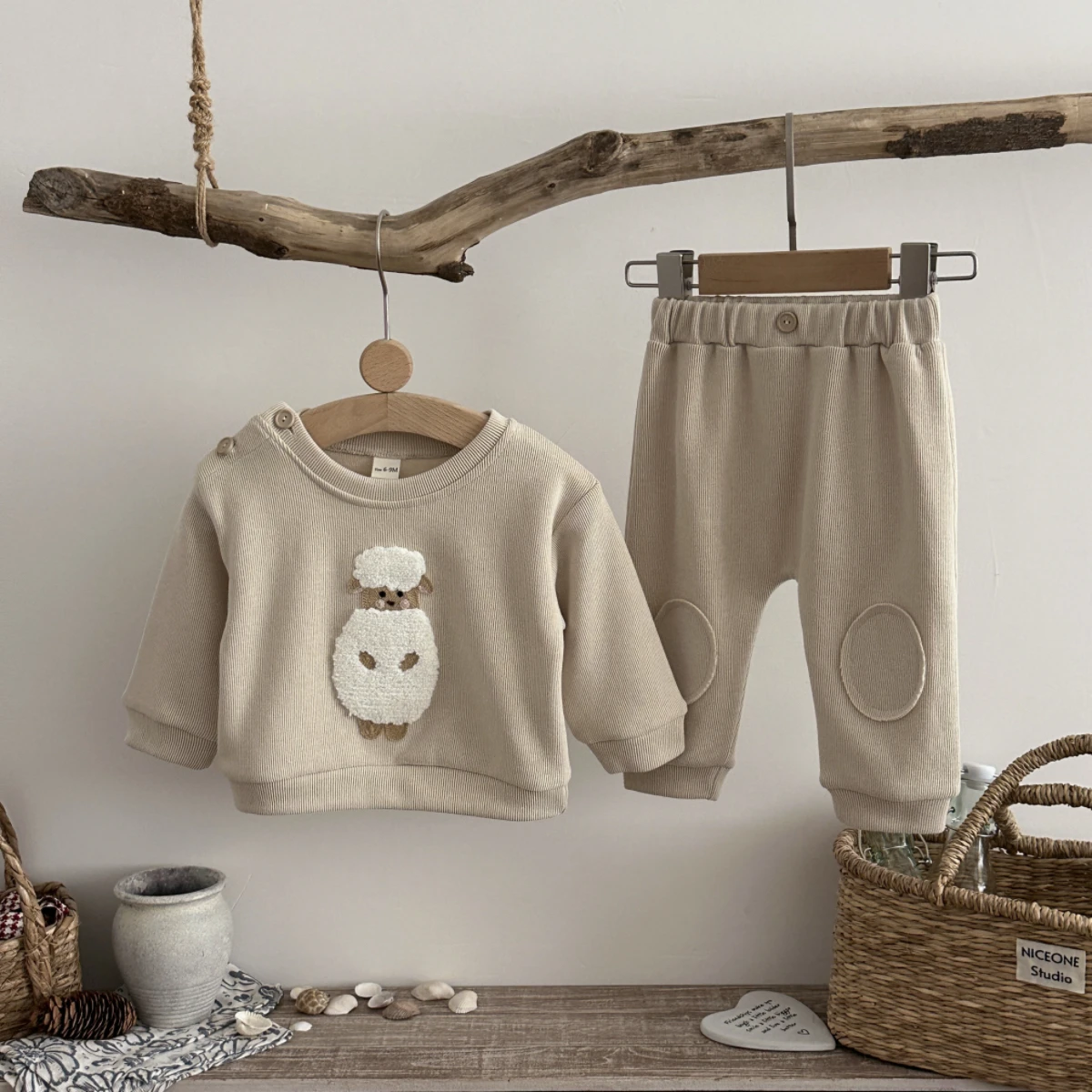 Koreanisches Unisex-Baby-Lammfell-Handtuch mit Stickerei, 2-teiliges Outfit, Frühling/Herbst, geripptes Rundhals-Oberteil & Knieschoner-Hose, Babykleidung – Detail 3