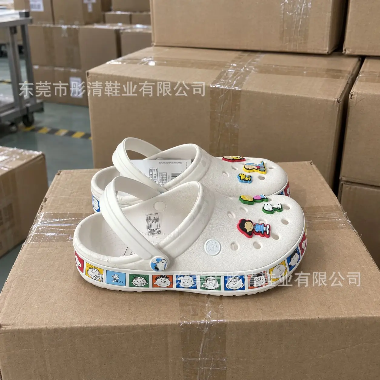 Cute Fashion Snoopy Unisex Clogs with Peanuts Cartoon Charms Non-Slip Eva Garden Shoes Man Woman Beach Pool Slip-On Slippers