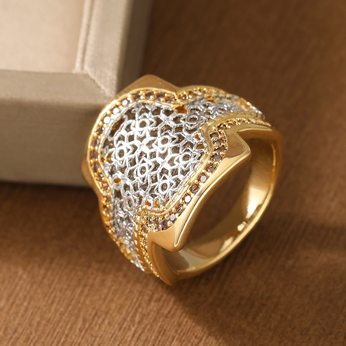 Retro-style Ring Made of Copper with Hollow Patterns and Embedded Artificial Gemstones, Suitable for Dates and Parties for Ladie