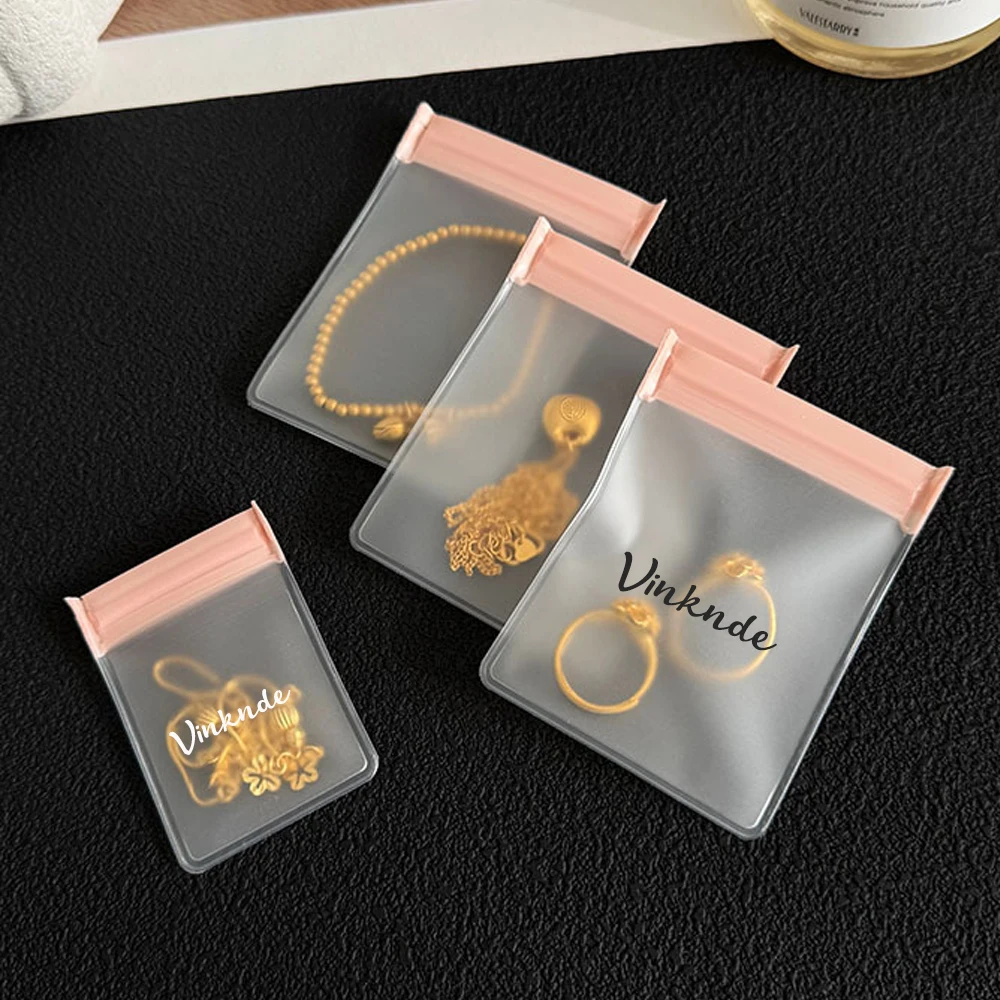 

50/100 шт. Прозрачные пакеты EVA с индивидуальным логотипом на молнии для хранения ювелирных изделий, ожерелий, колец, наушников, подарочные мешочки из ПВХ/ПП пластика