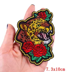 Parche bordado floral y cráneo – para ropa con corazón y mariposa