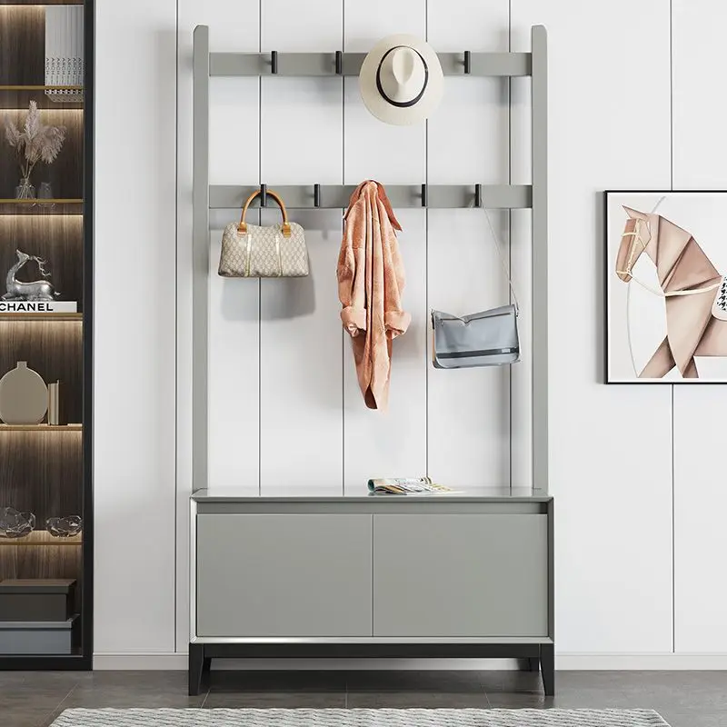

The new simple solid wood shoe change stool coat rack is integrated and can be sat in the home to hang the hanger.