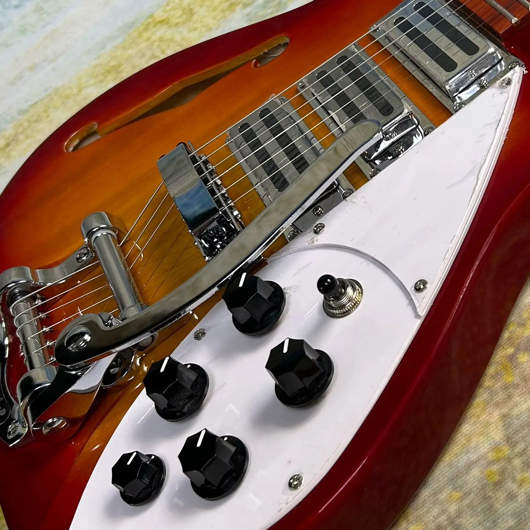 High-Quality Cherry Sunburst 325 Model Electric Guitars 527 mm Scale Length F Holes